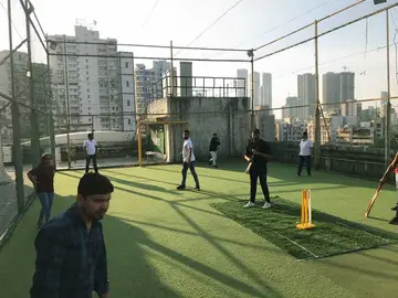 /images/life-thinkinno/thinkinno-software-company-fun-thinkinno/thinkinno-office-life-fun-activities-cricketTurf6.jpg